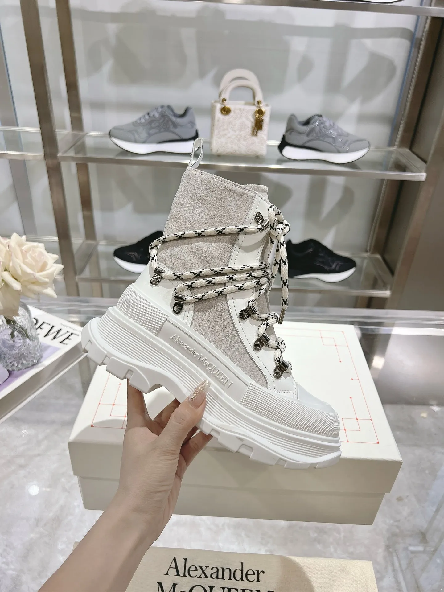 👟👟Ex-factory price 720👟👟 A lexander McQueen McQueen's latest thick-soled Martin boots, original 1:1 development, outsole original open-film TPU sole, fabric full-grain cowhide + high mercerized cowhide, lining sheepskin original hardware carabiner bottom height 5cm Size: #35-40 39-45